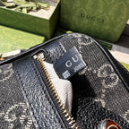 尺寸:17.5×12×5.5cm（06880898） Gucci海外渠道資源特供Ophidia細節迷你手袋❗️丹寧面料擁有長久曆史，備受時尚界寵愛，經Gucci 美學視角演繹後融入經典字母交織圖案。 GG標誌由始於30年代的早期Gucci 鑽石菱格紋演化而來，於1970年代首次開始使用，並自此成為古馳典藏中頗具代表性的元素。這款圖案為這款Ophidia 系列迷你手袋增添魅力