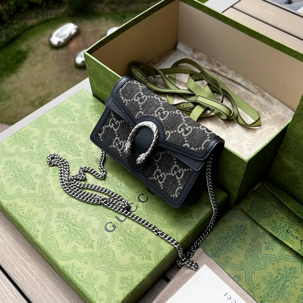 尺寸:16.5×10×4cm（05850898） Gucci海外渠道資源特供Dionysus酒神超迷你號❗️質感十足的虎頭設計是Dionysus 系列的經典特徵，喚起人們對典藏設計符號的回憶。貓科動物貫穿品牌的設計世界，傳達品牌對自然世界野性之美的迷戀。這款單品採用復古銀色調配件，搭配黑色和象牙白色GG丹寧提花面料。