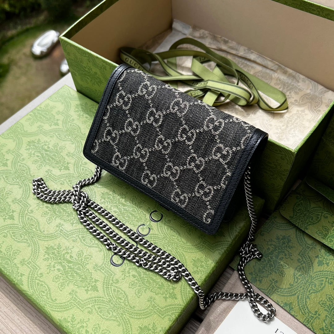 尺寸:16.5×10×4cm（05850898） Gucci海外渠道資源特供Dionysus酒神超迷你號❗️質感十足的虎頭設計是Dionysus 系列的經典特徵，喚起人們對典藏設計符號的回憶。貓科動物貫穿品牌的設計世界，傳達品牌對自然世界野性之美的迷戀。這款單品採用復古銀色調配件，搭配黑色和象牙白色GG丹寧提花面料。