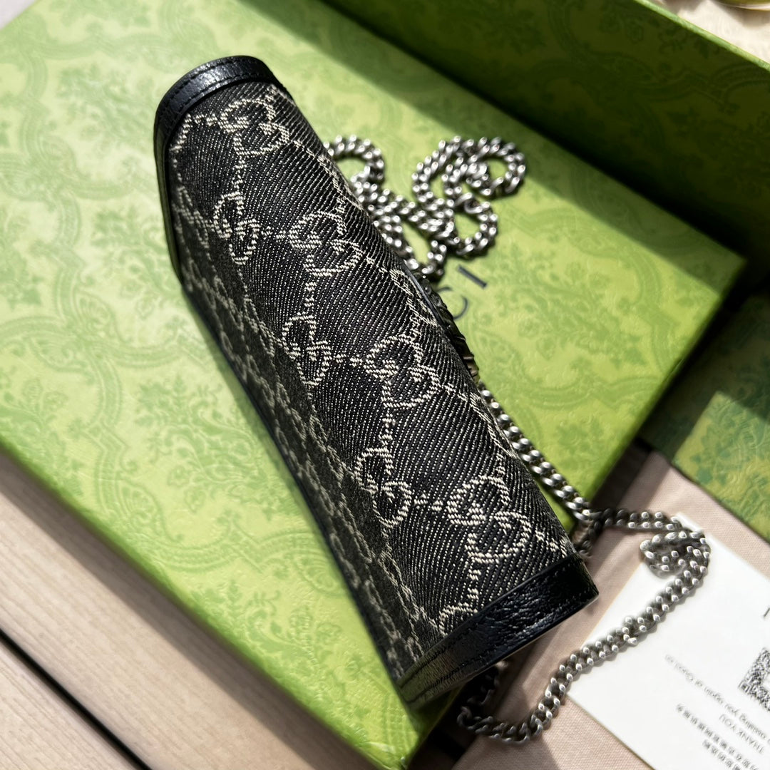 尺寸:16.5×10×4cm（05850898） Gucci海外渠道資源特供Dionysus酒神超迷你號❗️質感十足的虎頭設計是Dionysus 系列的經典特徵，喚起人們對典藏設計符號的回憶。貓科動物貫穿品牌的設計世界，傳達品牌對自然世界野性之美的迷戀。這款單品採用復古銀色調配件，搭配黑色和象牙白色GG丹寧提花面料。