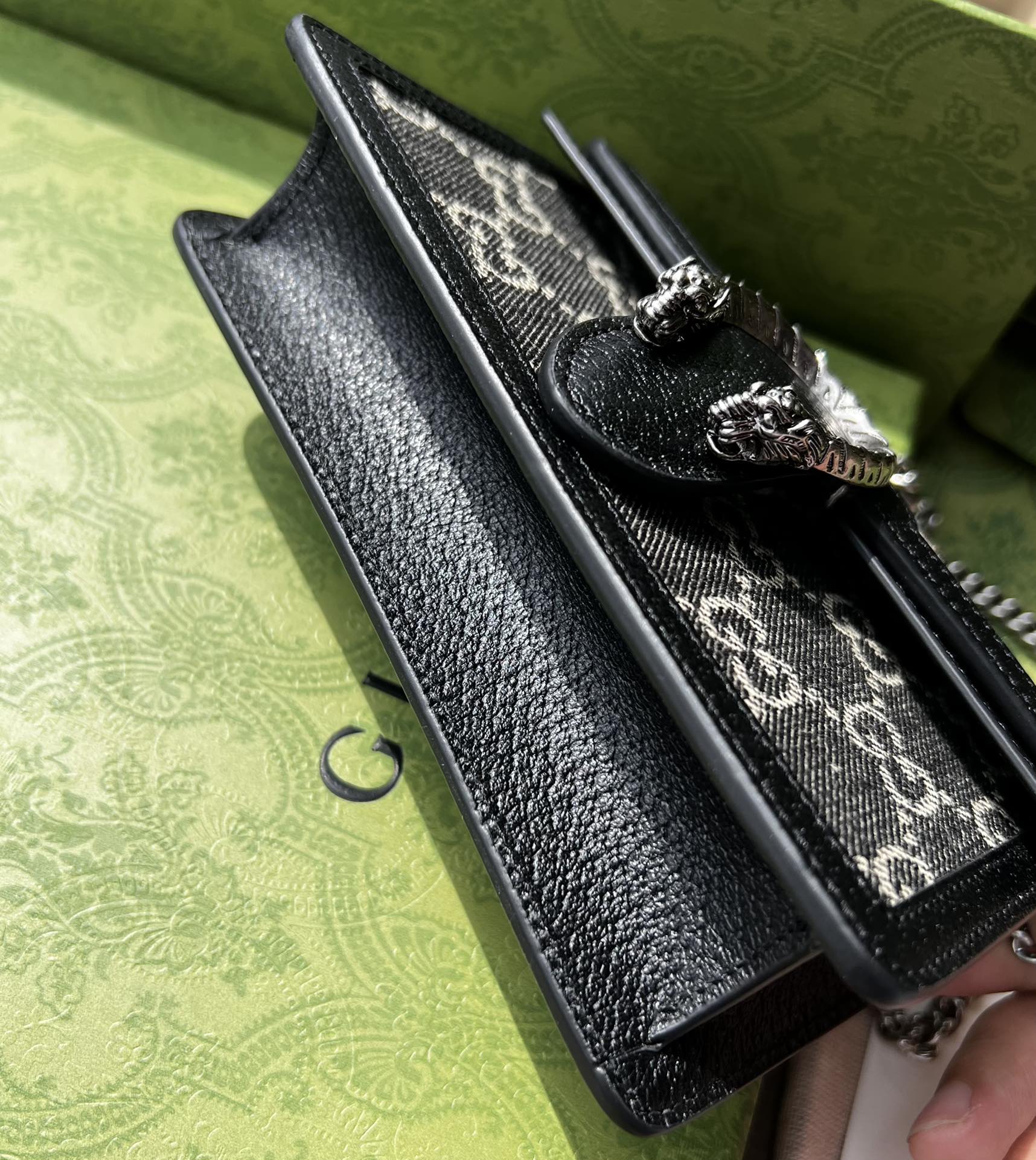 尺寸:16.5×10×4cm（05850898） Gucci海外渠道資源特供Dionysus酒神超迷你號❗️質感十足的虎頭設計是Dionysus 系列的經典特徵，喚起人們對典藏設計符號的回憶。貓科動物貫穿品牌的設計世界，傳達品牌對自然世界野性之美的迷戀。這款單品採用復古銀色調配件，搭配黑色和象牙白色GG丹寧提花面料。
