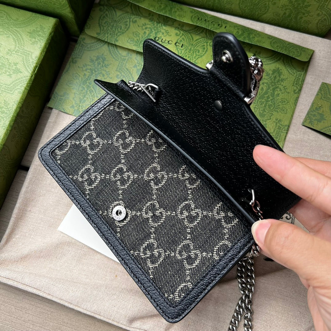 尺寸:16.5×10×4cm（05850898） Gucci海外渠道資源特供Dionysus酒神超迷你號❗️質感十足的虎頭設計是Dionysus 系列的經典特徵，喚起人們對典藏設計符號的回憶。貓科動物貫穿品牌的設計世界，傳達品牌對自然世界野性之美的迷戀。這款單品採用復古銀色調配件，搭配黑色和象牙白色GG丹寧提花面料。