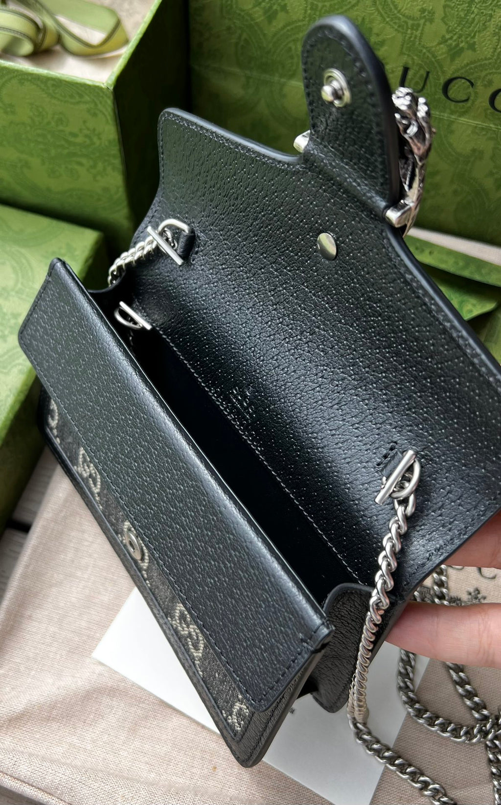 尺寸:16.5×10×4cm（05850898） Gucci海外渠道資源特供Dionysus酒神超迷你號❗️質感十足的虎頭設計是Dionysus 系列的經典特徵，喚起人們對典藏設計符號的回憶。貓科動物貫穿品牌的設計世界，傳達品牌對自然世界野性之美的迷戀。這款單品採用復古銀色調配件，搭配黑色和象牙白色GG丹寧提花面料。