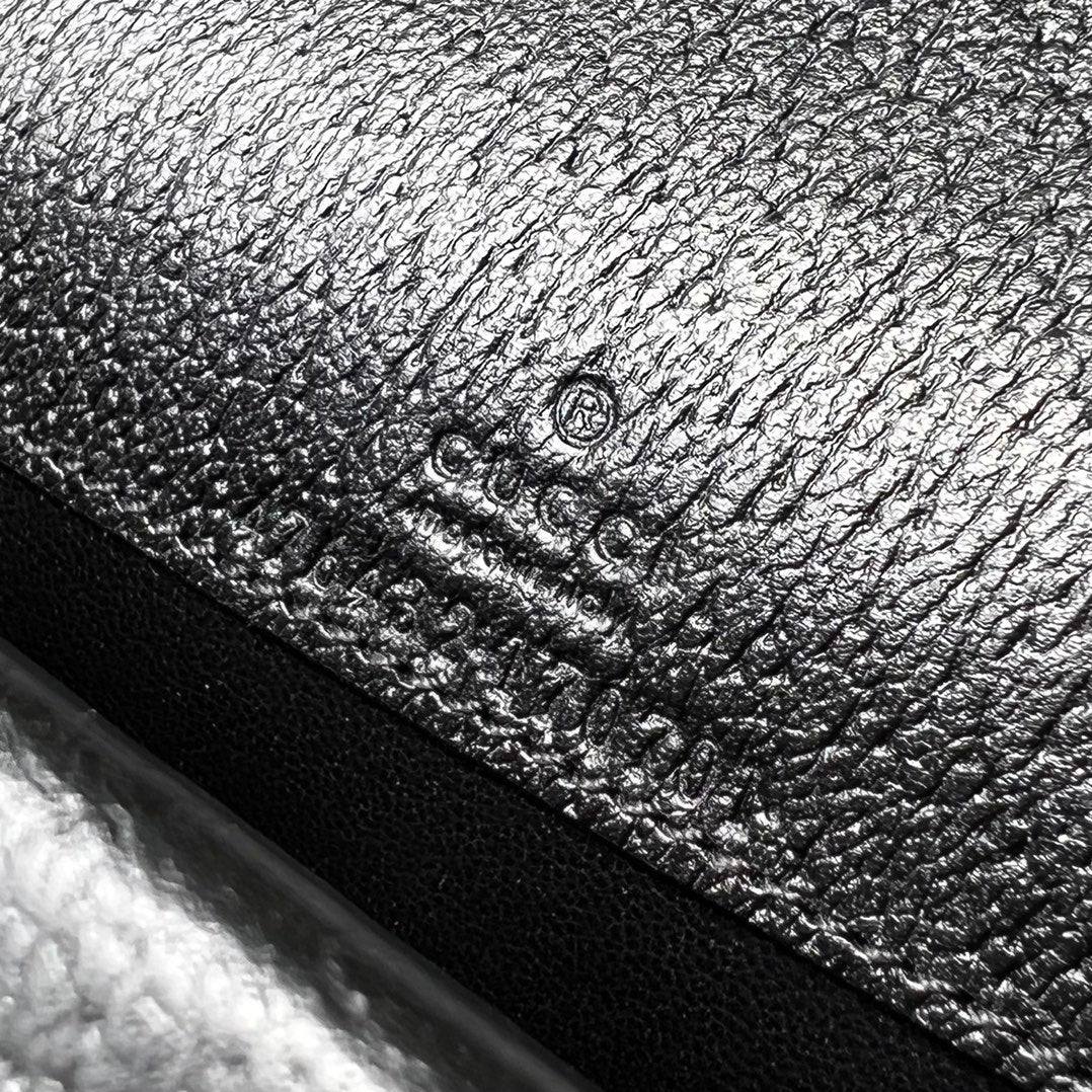 尺寸:16.5×10×4cm（05850898） Gucci海外渠道資源特供Dionysus酒神超迷你號❗️質感十足的虎頭設計是Dionysus 系列的經典特徵，喚起人們對典藏設計符號的回憶。貓科動物貫穿品牌的設計世界，傳達品牌對自然世界野性之美的迷戀。這款單品採用復古銀色調配件，搭配黑色和象牙白色GG丹寧提花面料。