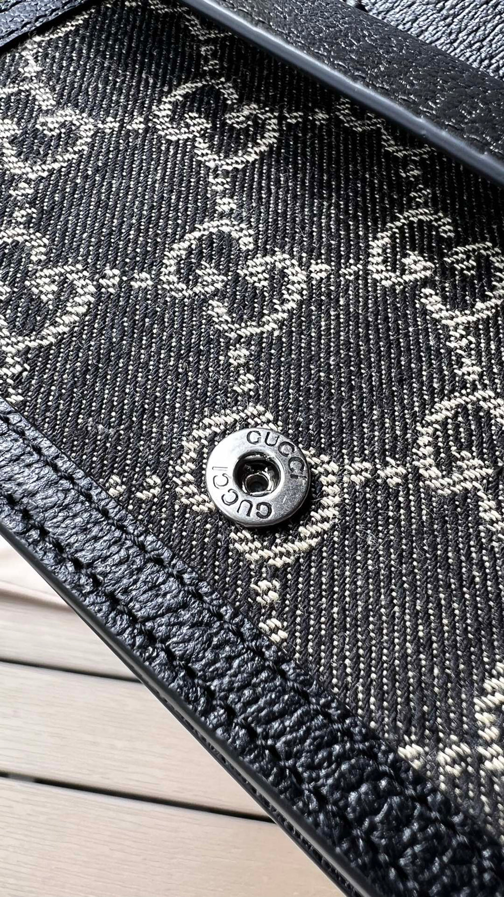尺寸:16.5×10×4cm（05850898） Gucci海外渠道資源特供Dionysus酒神超迷你號❗️質感十足的虎頭設計是Dionysus 系列的經典特徵，喚起人們對典藏設計符號的回憶。貓科動物貫穿品牌的設計世界，傳達品牌對自然世界野性之美的迷戀。這款單品採用復古銀色調配件，搭配黑色和象牙白色GG丹寧提花面料。