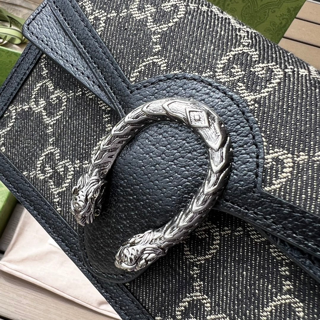 尺寸:16.5×10×4cm（05850898） Gucci海外渠道資源特供Dionysus酒神超迷你號❗️質感十足的虎頭設計是Dionysus 系列的經典特徵，喚起人們對典藏設計符號的回憶。貓科動物貫穿品牌的設計世界，傳達品牌對自然世界野性之美的迷戀。這款單品採用復古銀色調配件，搭配黑色和象牙白色GG丹寧提花面料。