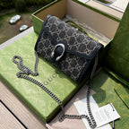 尺寸:20×13×6cm（05850898） GUCCI海外頻道資源特供Dionysus迷你鏈條包到貨啦❗️古馳《Aria時尚詠嘆調》系列進一步探索品牌典藏元素，令含品牌精髓的符號圖案蘊重回時尚前沿。作為古馳寵兒精選手袋的一員，Dionysus 系列依然延續其標誌性的雙虎頭鎖扣這一設計亮點。這款迷你鏈條包結合了鈀金色調配件與GG丹寧面料。