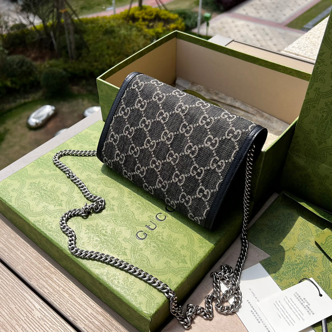 尺寸:20×13×6cm（05850898） GUCCI海外頻道資源特供Dionysus迷你鏈條包到貨啦❗️古馳《Aria時尚詠嘆調》系列進一步探索品牌典藏元素，令含品牌精髓的符號圖案蘊重回時尚前沿。作為古馳寵兒精選手袋的一員，Dionysus 系列依然延續其標誌性的雙虎頭鎖扣這一設計亮點。這款迷你鏈條包結合了鈀金色調配件與GG丹寧面料。