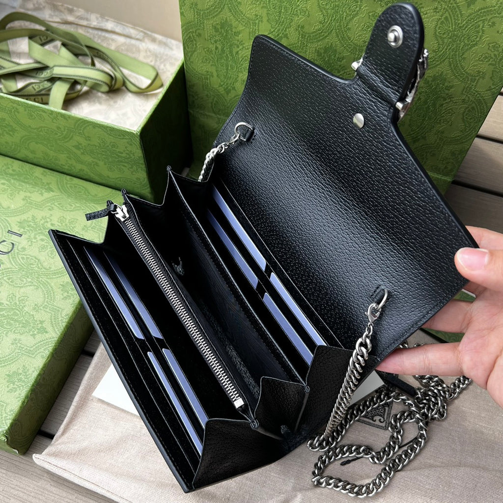 尺寸:20×13×6cm（05850898） GUCCI海外頻道資源特供Dionysus迷你鏈條包到貨啦❗️古馳《Aria時尚詠嘆調》系列進一步探索品牌典藏元素，令含品牌精髓的符號圖案蘊重回時尚前沿。作為古馳寵兒精選手袋的一員，Dionysus 系列依然延續其標誌性的雙虎頭鎖扣這一設計亮點。這款迷你鏈條包結合了鈀金色調配件與GG丹寧面料。