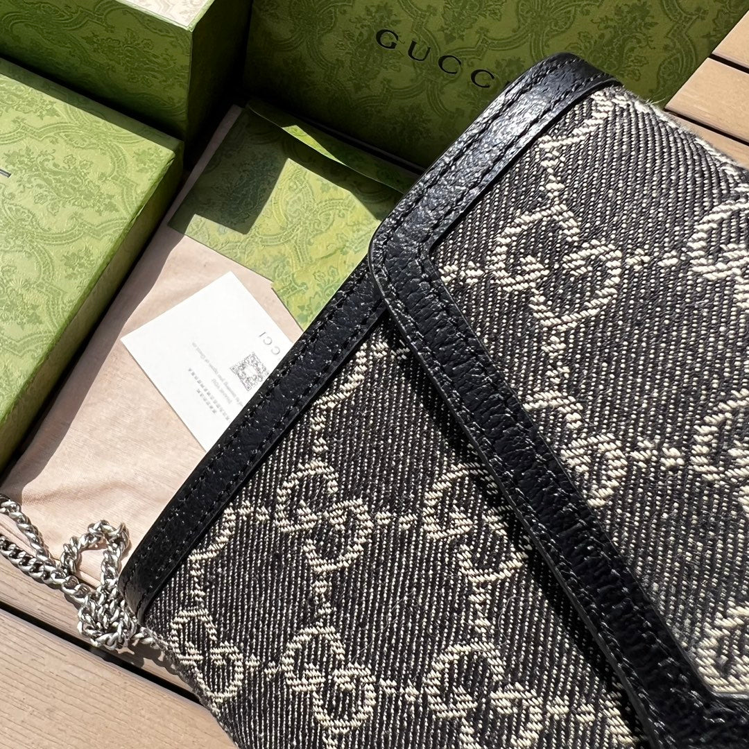 尺寸:20×13×6cm（05850898） GUCCI海外頻道資源特供Dionysus迷你鏈條包到貨啦❗️古馳《Aria時尚詠嘆調》系列進一步探索品牌典藏元素，令含品牌精髓的符號圖案蘊重回時尚前沿。作為古馳寵兒精選手袋的一員，Dionysus 系列依然延續其標誌性的雙虎頭鎖扣這一設計亮點。這款迷你鏈條包結合了鈀金色調配件與GG丹寧面料。