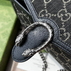 尺寸:20×13×6cm（05850898） GUCCI海外頻道資源特供Dionysus迷你鏈條包到貨啦❗️古馳《Aria時尚詠嘆調》系列進一步探索品牌典藏元素，令含品牌精髓的符號圖案蘊重回時尚前沿。作為古馳寵兒精選手袋的一員，Dionysus 系列依然延續其標誌性的雙虎頭鎖扣這一設計亮點。這款迷你鏈條包結合了鈀金色調配件與GG丹寧面料。