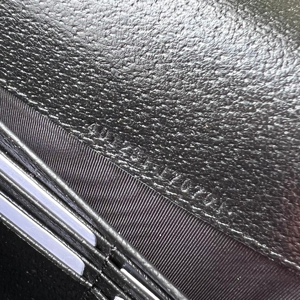 尺寸:20×13×6cm（05850898） GUCCI海外頻道資源特供Dionysus迷你鏈條包到貨啦❗️古馳《Aria時尚詠嘆調》系列進一步探索品牌典藏元素，令含品牌精髓的符號圖案蘊重回時尚前沿。作為古馳寵兒精選手袋的一員，Dionysus 系列依然延續其標誌性的雙虎頭鎖扣這一設計亮點。這款迷你鏈條包結合了鈀金色調配件與GG丹寧面料。