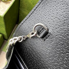 尺寸:20×13×6cm（05850898） GUCCI海外頻道資源特供Dionysus迷你鏈條包到貨啦❗️古馳《Aria時尚詠嘆調》系列進一步探索品牌典藏元素，令含品牌精髓的符號圖案蘊重回時尚前沿。作為古馳寵兒精選手袋的一員，Dionysus 系列依然延續其標誌性的雙虎頭鎖扣這一設計亮點。這款迷你鏈條包結合了鈀金色調配件與GG丹寧面料。