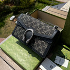 尺寸:28×17×9cm（571200898） Gucci海外通路資源特供訂單Dionysus系列酒神小號現貨❗️質感十足的虎頭設計是Dionysus 系列的經典特徵，喚起人們對典藏設計符號的回憶。貓科動物貫穿品牌的設計世界，傳達品牌對自然世界野性之美的迷戀。這款單品採用復古銀色調配件，搭配黑色和象牙白色GG丹寧提花面料。