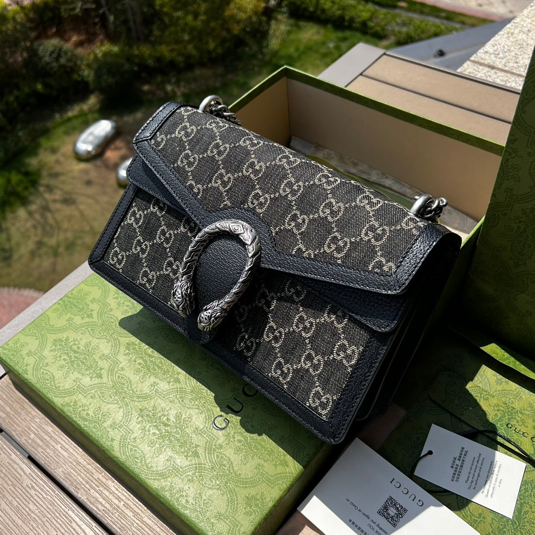 尺寸:28×17×9cm（571200898） Gucci海外通路資源特供訂單Dionysus系列酒神小號現貨❗️質感十足的虎頭設計是Dionysus 系列的經典特徵，喚起人們對典藏設計符號的回憶。貓科動物貫穿品牌的設計世界，傳達品牌對自然世界野性之美的迷戀。這款單品採用復古銀色調配件，搭配黑色和象牙白色GG丹寧提花面料。