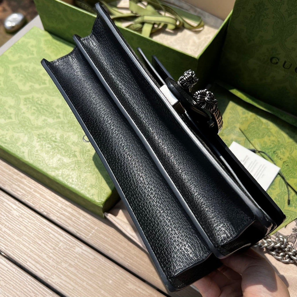 尺寸:28×17×9cm（571200898） Gucci海外通路資源特供訂單Dionysus系列酒神小號現貨❗️質感十足的虎頭設計是Dionysus 系列的經典特徵，喚起人們對典藏設計符號的回憶。貓科動物貫穿品牌的設計世界，傳達品牌對自然世界野性之美的迷戀。這款單品採用復古銀色調配件，搭配黑色和象牙白色GG丹寧提花面料。