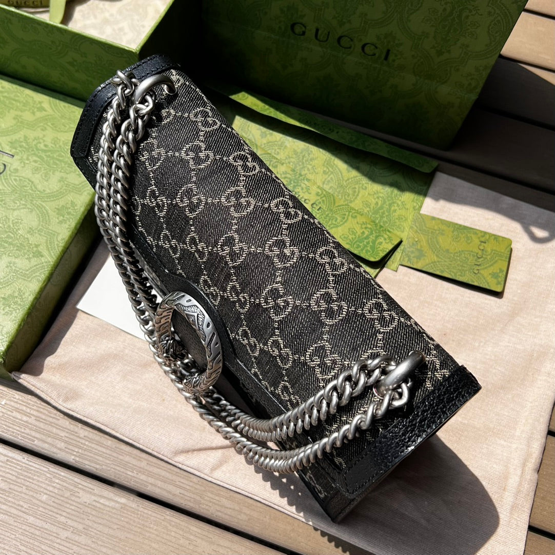 尺寸:28×17×9cm（571200898） Gucci海外通路資源特供訂單Dionysus系列酒神小號現貨❗️質感十足的虎頭設計是Dionysus 系列的經典特徵，喚起人們對典藏設計符號的回憶。貓科動物貫穿品牌的設計世界，傳達品牌對自然世界野性之美的迷戀。這款單品採用復古銀色調配件，搭配黑色和象牙白色GG丹寧提花面料。