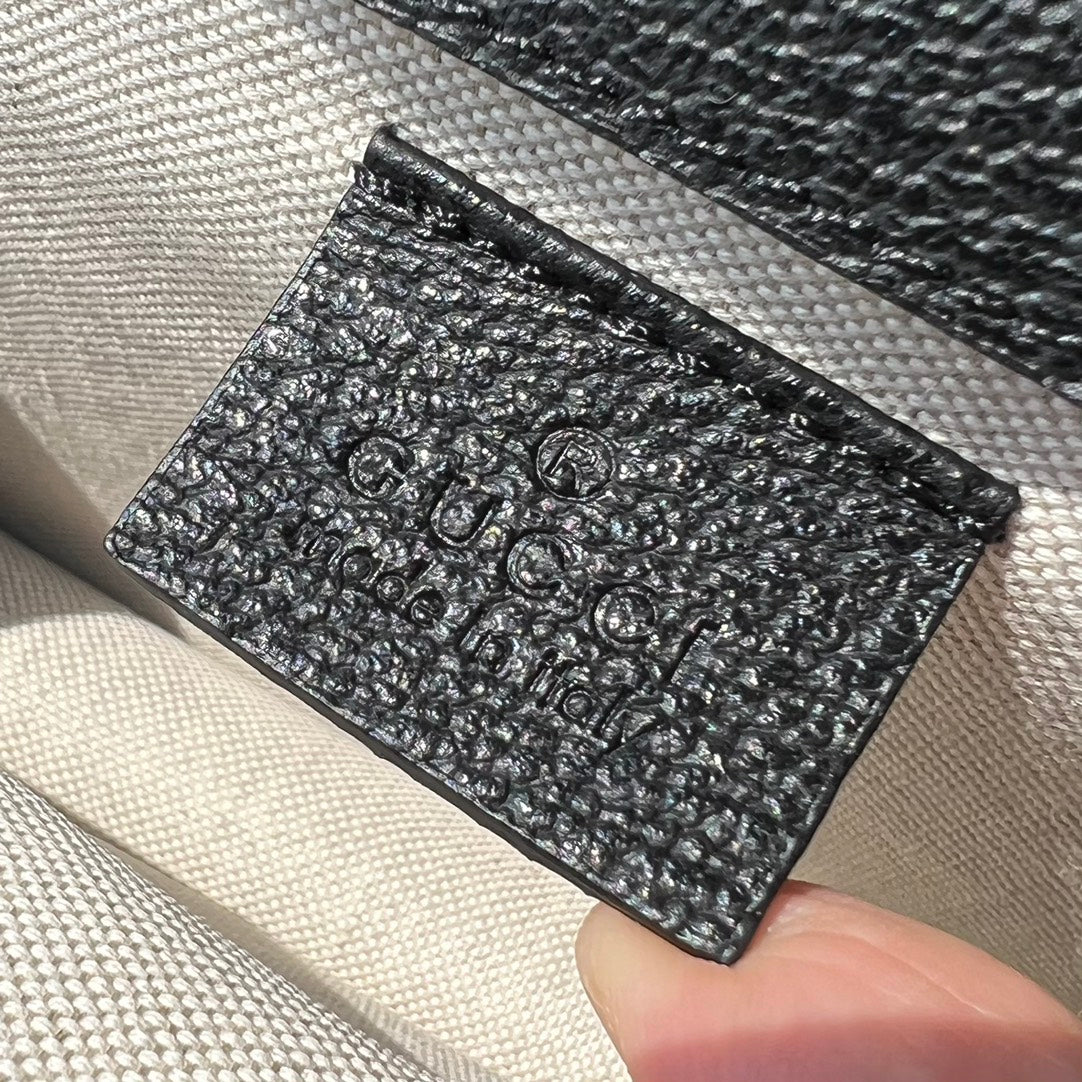 尺寸:28×17×9cm（571200898） Gucci海外通路資源特供訂單Dionysus系列酒神小號現貨❗️質感十足的虎頭設計是Dionysus 系列的經典特徵，喚起人們對典藏設計符號的回憶。貓科動物貫穿品牌的設計世界，傳達品牌對自然世界野性之美的迷戀。這款單品採用復古銀色調配件，搭配黑色和象牙白色GG丹寧提花面料。