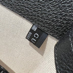 尺寸:28×17×9cm（571200898） Gucci海外通路資源特供訂單Dionysus系列酒神小號現貨❗️質感十足的虎頭設計是Dionysus 系列的經典特徵，喚起人們對典藏設計符號的回憶。貓科動物貫穿品牌的設計世界，傳達品牌對自然世界野性之美的迷戀。這款單品採用復古銀色調配件，搭配黑色和象牙白色GG丹寧提花面料。