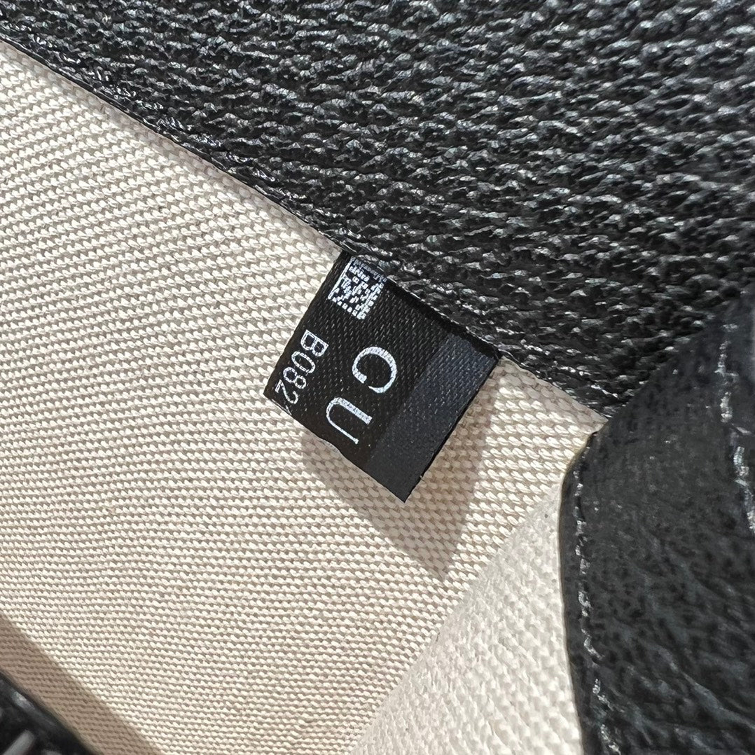 尺寸:28×17×9cm（571200898） Gucci海外通路資源特供訂單Dionysus系列酒神小號現貨❗️質感十足的虎頭設計是Dionysus 系列的經典特徵，喚起人們對典藏設計符號的回憶。貓科動物貫穿品牌的設計世界，傳達品牌對自然世界野性之美的迷戀。這款單品採用復古銀色調配件，搭配黑色和象牙白色GG丹寧提花面料。