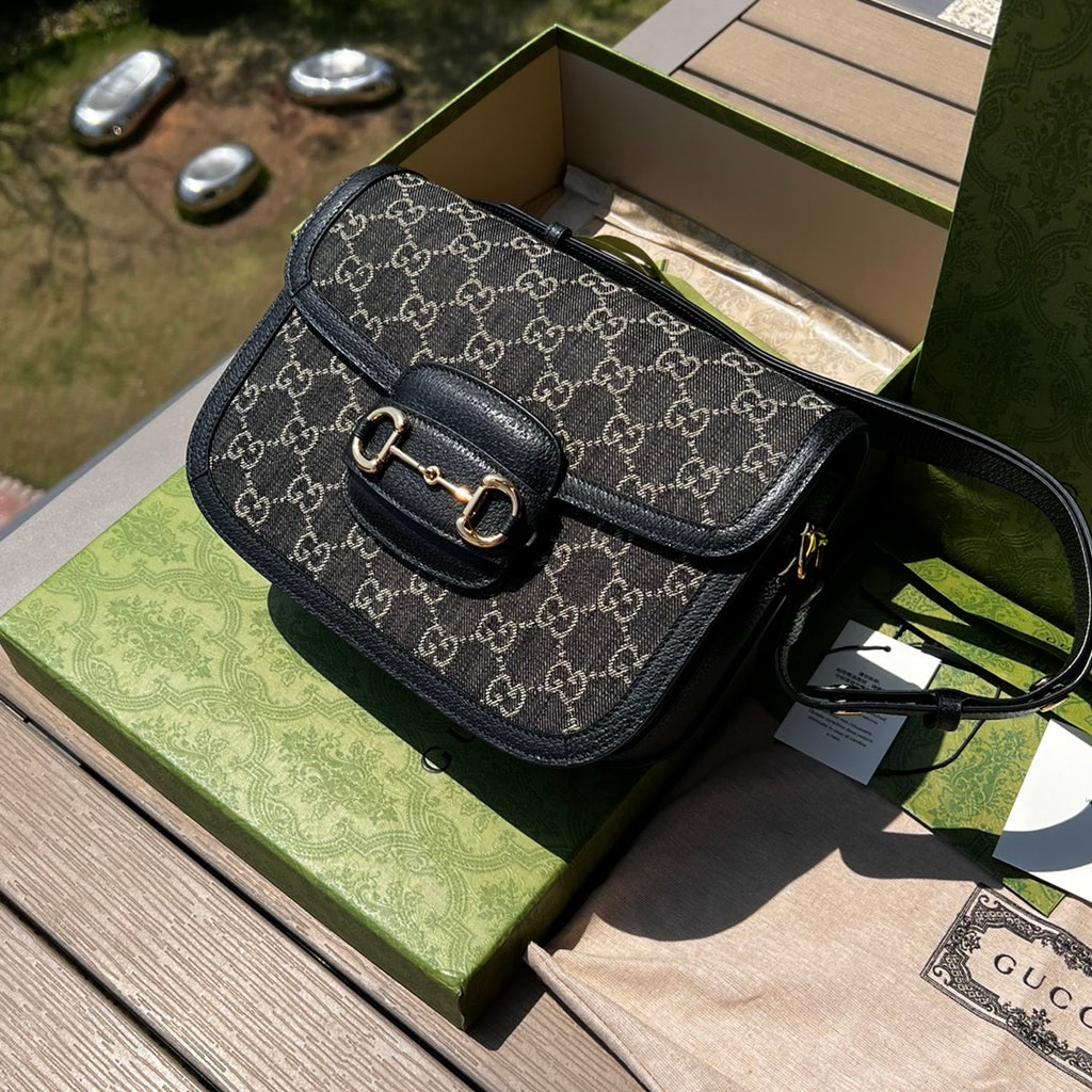 尺寸:25×18×8cm（081250898） Gucci海外渠道资源特供订单黑色丹宁系列马鞍包❗️Gucci 马衔扣1955系列肩背包采用丹宁面料，以焕新视角演绎经典单品。黑色和象牙白色GG丹宁提花面料，黑色皮革滚边，棉麻里衬，背带上配按扣可调节长短。这一经典款式选用富有辨识度的马衔扣配件与品牌字母交织图案，致敬品牌悠久历史。