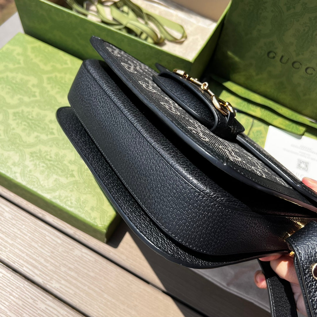 尺寸:25×18×8cm（081250898） Gucci海外渠道資源特供訂單黑色丹寧系列馬鞍包❗️Gucci 馬銜扣1955系列肩背包採用丹寧面料，以煥新視角演繹經典單品。黑色和象牙白色GG丹寧提花布料，黑色皮革滾邊，棉麻里襯，背帶上配按扣可調整長短。這款經典款式選用富有辨識度的馬銜扣配件與品牌字母交織圖案，致敬品牌悠久歷史。