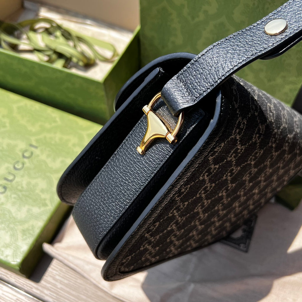 尺寸:25×18×8cm（081250898） Gucci海外渠道资源特供订单黑色丹宁系列马鞍包❗️Gucci 马衔扣1955系列肩背包采用丹宁面料，以焕新视角演绎经典单品。黑色和象牙白色GG丹宁提花面料，黑色皮革滚边，棉麻里衬，背带上配按扣可调节长短。这一经典款式选用富有辨识度的马衔扣配件与品牌字母交织图案，致敬品牌悠久历史。