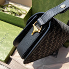 尺寸:25×18×8cm（081250898） Gucci海外渠道资源特供订单黑色丹宁系列马鞍包❗️Gucci 马衔扣1955系列肩背包采用丹宁面料，以焕新视角演绎经典单品。黑色和象牙白色GG丹宁提花面料，黑色皮革滚边，棉麻里衬，背带上配按扣可调节长短。这一经典款式选用富有辨识度的马衔扣配件与品牌字母交织图案，致敬品牌悠久历史。