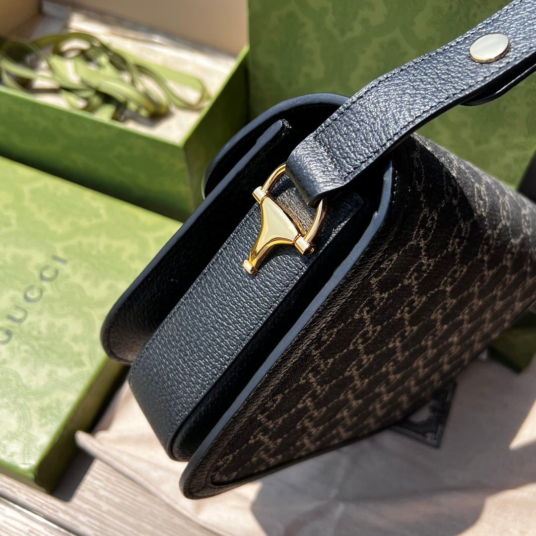 尺寸:25×18×8cm（081250898） Gucci海外渠道資源特供訂單黑色丹寧系列馬鞍包❗️Gucci 馬銜扣1955系列肩背包採用丹寧面料，以煥新視角演繹經典單品。黑色和象牙白色GG丹寧提花布料，黑色皮革滾邊，棉麻里襯，背帶上配按扣可調整長短。這款經典款式選用富有辨識度的馬銜扣配件與品牌字母交織圖案，致敬品牌悠久歷史。