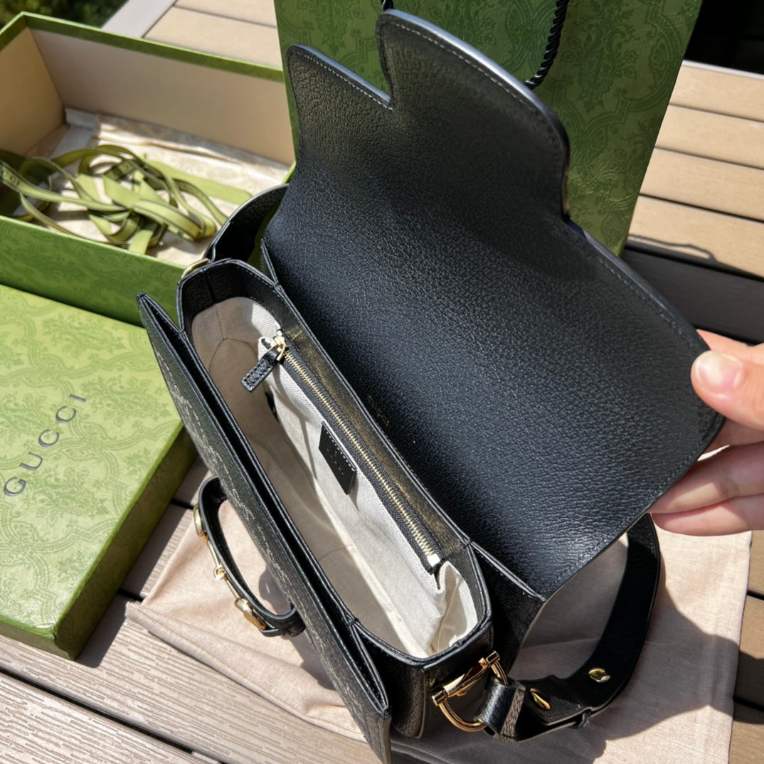 尺寸:25×18×8cm（081250898） Gucci海外渠道资源特供订单黑色丹宁系列马鞍包❗️Gucci 马衔扣1955系列肩背包采用丹宁面料，以焕新视角演绎经典单品。黑色和象牙白色GG丹宁提花面料，黑色皮革滚边，棉麻里衬，背带上配按扣可调节长短。这一经典款式选用富有辨识度的马衔扣配件与品牌字母交织图案，致敬品牌悠久历史。