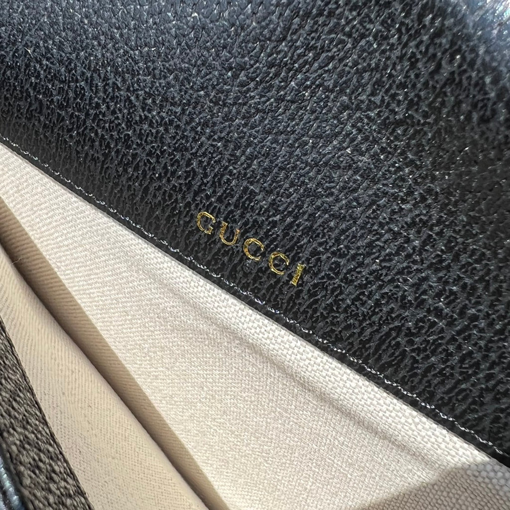 尺寸:25×18×8cm（081250898） Gucci海外渠道资源特供订单黑色丹宁系列马鞍包❗️Gucci 马衔扣1955系列肩背包采用丹宁面料，以焕新视角演绎经典单品。黑色和象牙白色GG丹宁提花面料，黑色皮革滚边，棉麻里衬，背带上配按扣可调节长短。这一经典款式选用富有辨识度的马衔扣配件与品牌字母交织图案，致敬品牌悠久历史。