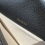 尺寸:25×18×8cm（081250898） Gucci海外渠道资源特供订单黑色丹宁系列马鞍包❗️Gucci 马衔扣1955系列肩背包采用丹宁面料，以焕新视角演绎经典单品。黑色和象牙白色GG丹宁提花面料，黑色皮革滚边，棉麻里衬，背带上配按扣可调节长短。这一经典款式选用富有辨识度的马衔扣配件与品牌字母交织图案，致敬品牌悠久历史。