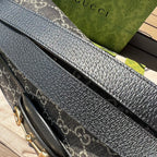 尺寸:25×18×8cm（081250898） Gucci海外渠道资源特供订单黑色丹宁系列马鞍包❗️Gucci 马衔扣1955系列肩背包采用丹宁面料，以焕新视角演绎经典单品。黑色和象牙白色GG丹宁提花面料，黑色皮革滚边，棉麻里衬，背带上配按扣可调节长短。这一经典款式选用富有辨识度的马衔扣配件与品牌字母交织图案，致敬品牌悠久历史。