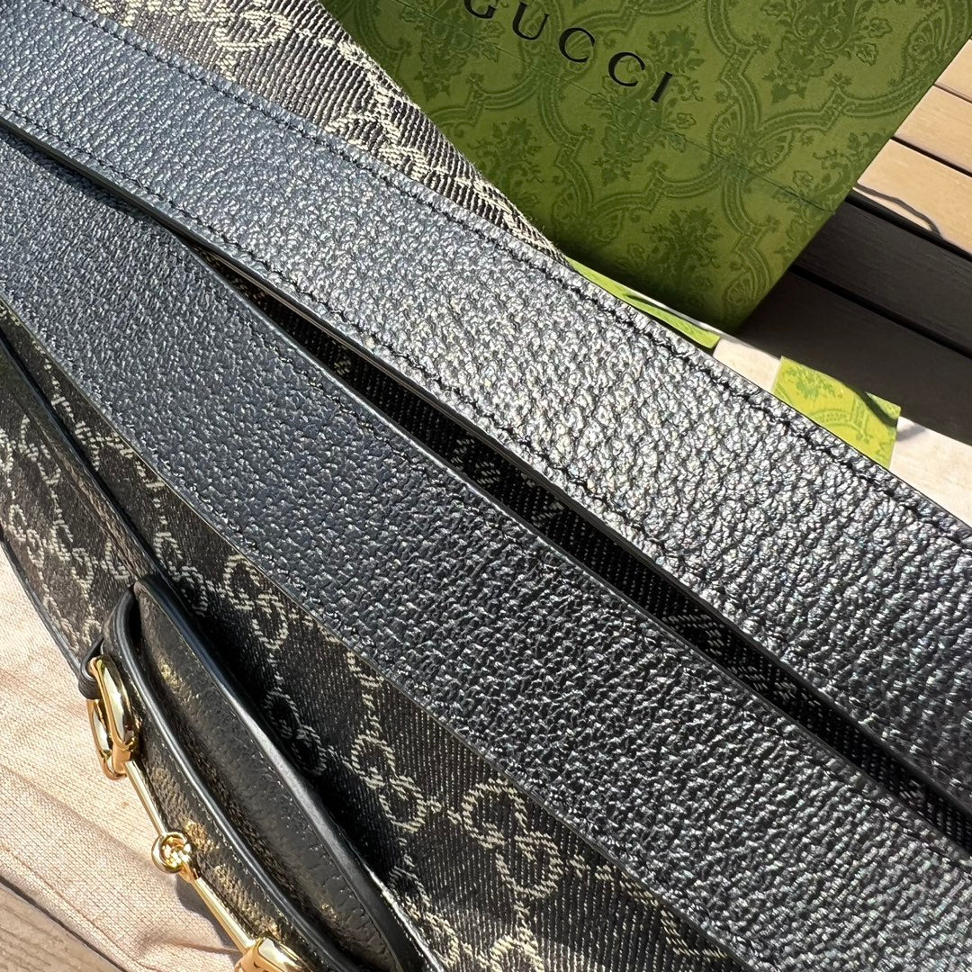 尺寸:25×18×8cm（081250898） Gucci海外渠道资源特供订单黑色丹宁系列马鞍包❗️Gucci 马衔扣1955系列肩背包采用丹宁面料，以焕新视角演绎经典单品。黑色和象牙白色GG丹宁提花面料，黑色皮革滚边，棉麻里衬，背带上配按扣可调节长短。这一经典款式选用富有辨识度的马衔扣配件与品牌字母交织图案，致敬品牌悠久历史。