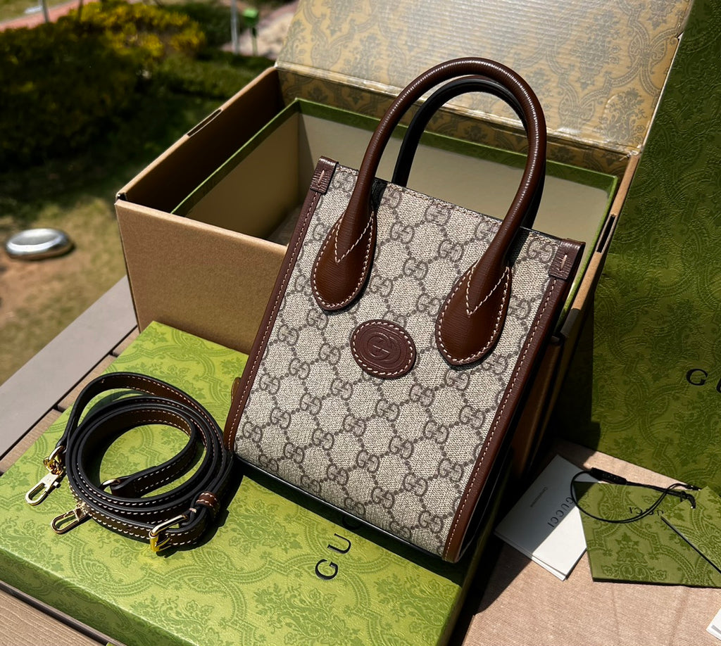 尺寸:16×20×7cm（85860898） Gucci海外通路資源特供GG Retro系列迷你托特包❗️自問世以來，互扣式雙G一直都是品牌的標誌性元素之一。耳熟能詳的品牌象徵與皮革細節相融匯，環保材質搭配皮革，棉麻襯裡、互扣式雙G logo標，令這款托特包成為矚目的焦點。經典雙G字母交織帆布材質讓整款設計散發出強烈的品牌內涵。