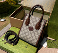 尺寸:16×20×7cm（85860898） Gucci海外通路資源特供GG Retro系列迷你托特包❗️自問世以來，互扣式雙G一直都是品牌的標誌性元素之一。耳熟能詳的品牌象徵與皮革細節相融匯，環保材質搭配皮革，棉麻襯裡、互扣式雙G logo標，令這款托特包成為矚目的焦點。經典雙G字母交織帆布材質讓整款設計散發出強烈的品牌內涵。