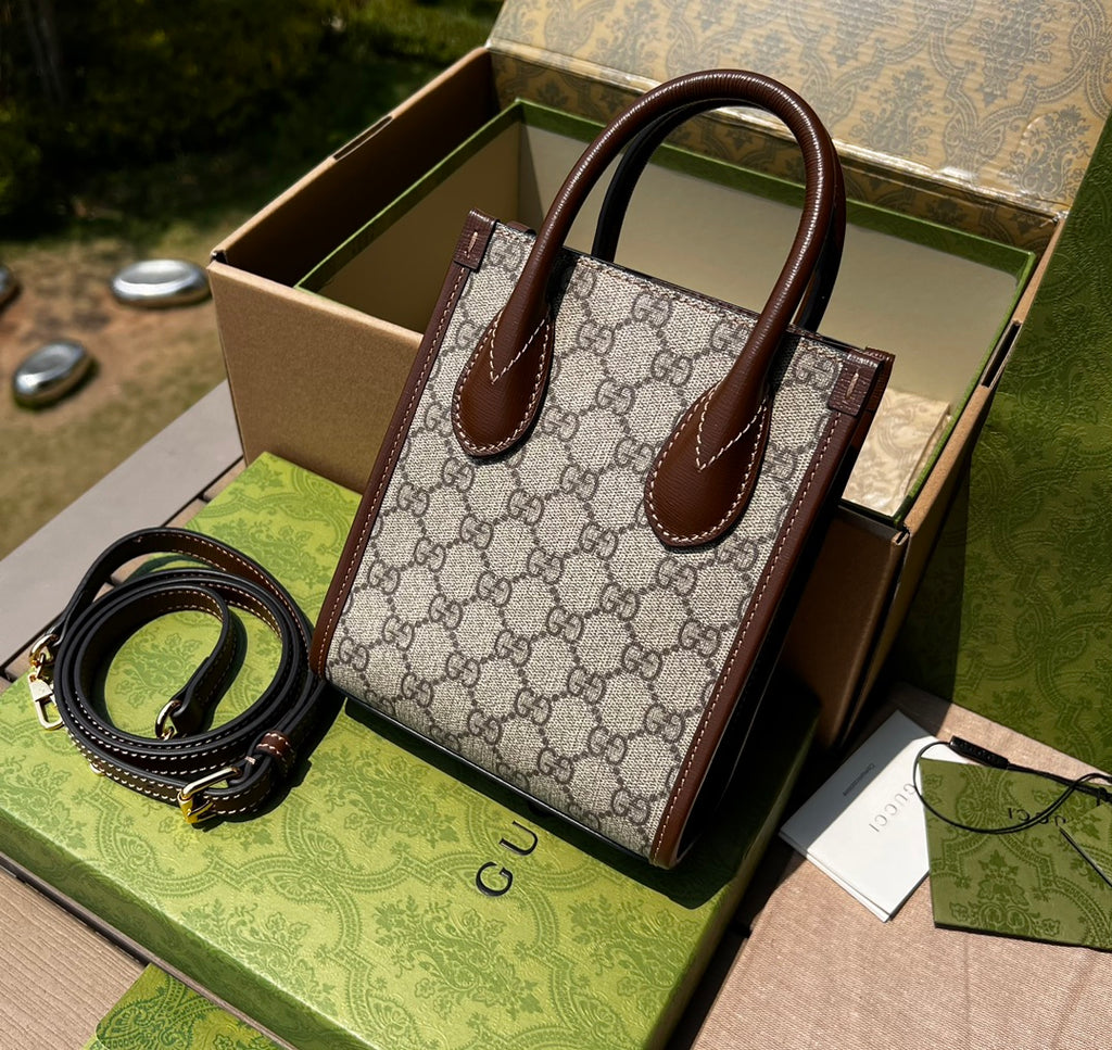 尺寸:16×20×7cm（85860898） Gucci海外通路資源特供GG Retro系列迷你托特包❗️自問世以來，互扣式雙G一直都是品牌的標誌性元素之一。耳熟能詳的品牌象徵與皮革細節相融匯，環保材質搭配皮革，棉麻襯裡、互扣式雙G logo標，令這款托特包成為矚目的焦點。經典雙G字母交織帆布材質讓整款設計散發出強烈的品牌內涵。