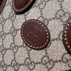 尺寸:16×20×7cm（85860898） Gucci海外通路資源特供GG Retro系列迷你托特包❗️自問世以來，互扣式雙G一直都是品牌的標誌性元素之一。耳熟能詳的品牌象徵與皮革細節相融匯，環保材質搭配皮革，棉麻襯裡、互扣式雙G logo標，令這款托特包成為矚目的焦點。經典雙G字母交織帆布材質讓整款設計散發出強烈的品牌內涵。