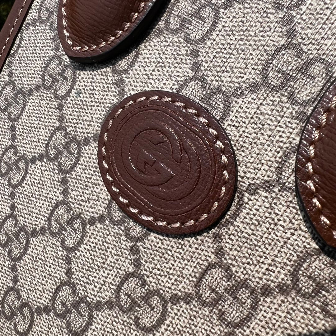 尺寸:16×20×7cm（85860898） Gucci海外通路資源特供GG Retro系列迷你托特包❗️自問世以來，互扣式雙G一直都是品牌的標誌性元素之一。耳熟能詳的品牌象徵與皮革細節相融匯，環保材質搭配皮革，棉麻襯裡、互扣式雙G logo標，令這款托特包成為矚目的焦點。經典雙G字母交織帆布材質讓整款設計散發出強烈的品牌內涵。