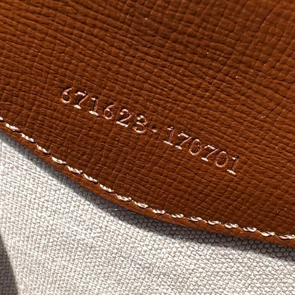 尺寸:16×20×7cm（85860898） Gucci海外通路資源特供GG Retro系列迷你托特包❗️自問世以來，互扣式雙G一直都是品牌的標誌性元素之一。耳熟能詳的品牌象徵與皮革細節相融匯，環保材質搭配皮革，棉麻襯裡、互扣式雙G logo標，令這款托特包成為矚目的焦點。經典雙G字母交織帆布材質讓整款設計散發出強烈的品牌內涵。
