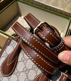 尺寸:16×20×7cm（85860898） Gucci海外通路資源特供GG Retro系列迷你托特包❗️自問世以來，互扣式雙G一直都是品牌的標誌性元素之一。耳熟能詳的品牌象徵與皮革細節相融匯，環保材質搭配皮革，棉麻襯裡、互扣式雙G logo標，令這款托特包成為矚目的焦點。經典雙G字母交織帆布材質讓整款設計散發出強烈的品牌內涵。