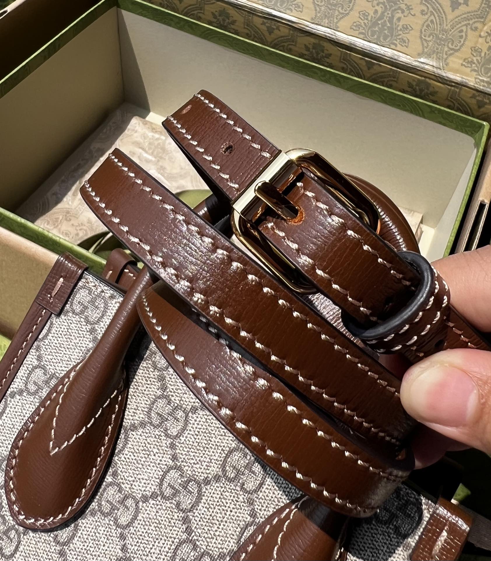 尺寸:16×20×7cm（85860898） Gucci海外通路資源特供GG Retro系列迷你托特包❗️自問世以來，互扣式雙G一直都是品牌的標誌性元素之一。耳熟能詳的品牌象徵與皮革細節相融匯，環保材質搭配皮革，棉麻襯裡、互扣式雙G logo標，令這款托特包成為矚目的焦點。經典雙G字母交織帆布材質讓整款設計散發出強烈的品牌內涵。