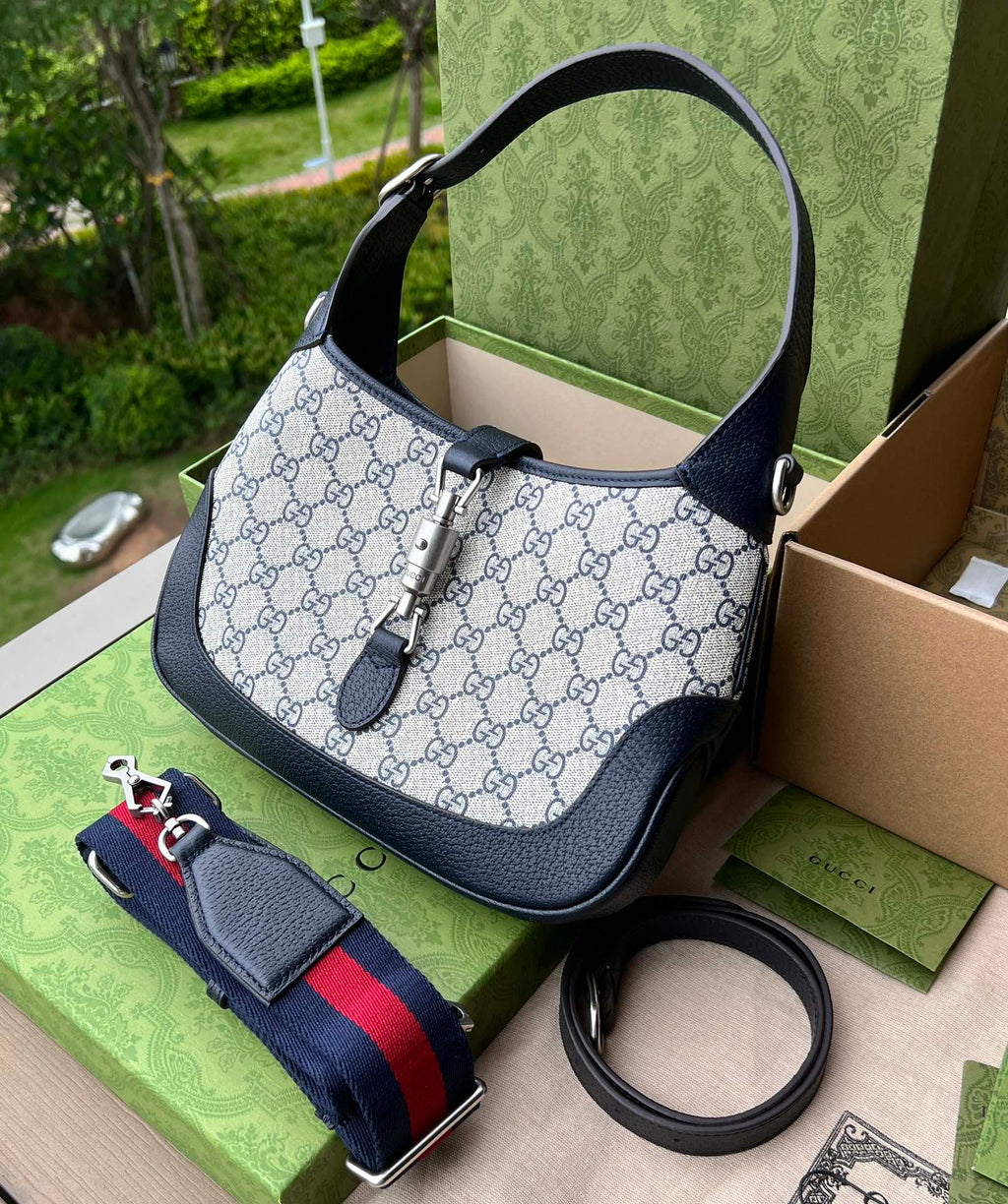 尺寸:28×19×4.5cm（651020898） Gucci海外通路資源特供❗️在《古馳愛的進行曲》全新時裝系列中，GG Supreme 帆布推出了經典雋永的藍色和米色組合，傳承材質的歷史淵源。的帆布材質被長久地運用於多個系列當中，已成為品牌的標誌性材質。這款小號ackie 1961肩背包採用經典米色和藍色GG Supremel 帆布，藍色皮革滾邊，復古銀色金屬配件， 這款手袋附贈額外藍紅織帶式肩帶，可透過搭扣固定在手袋上