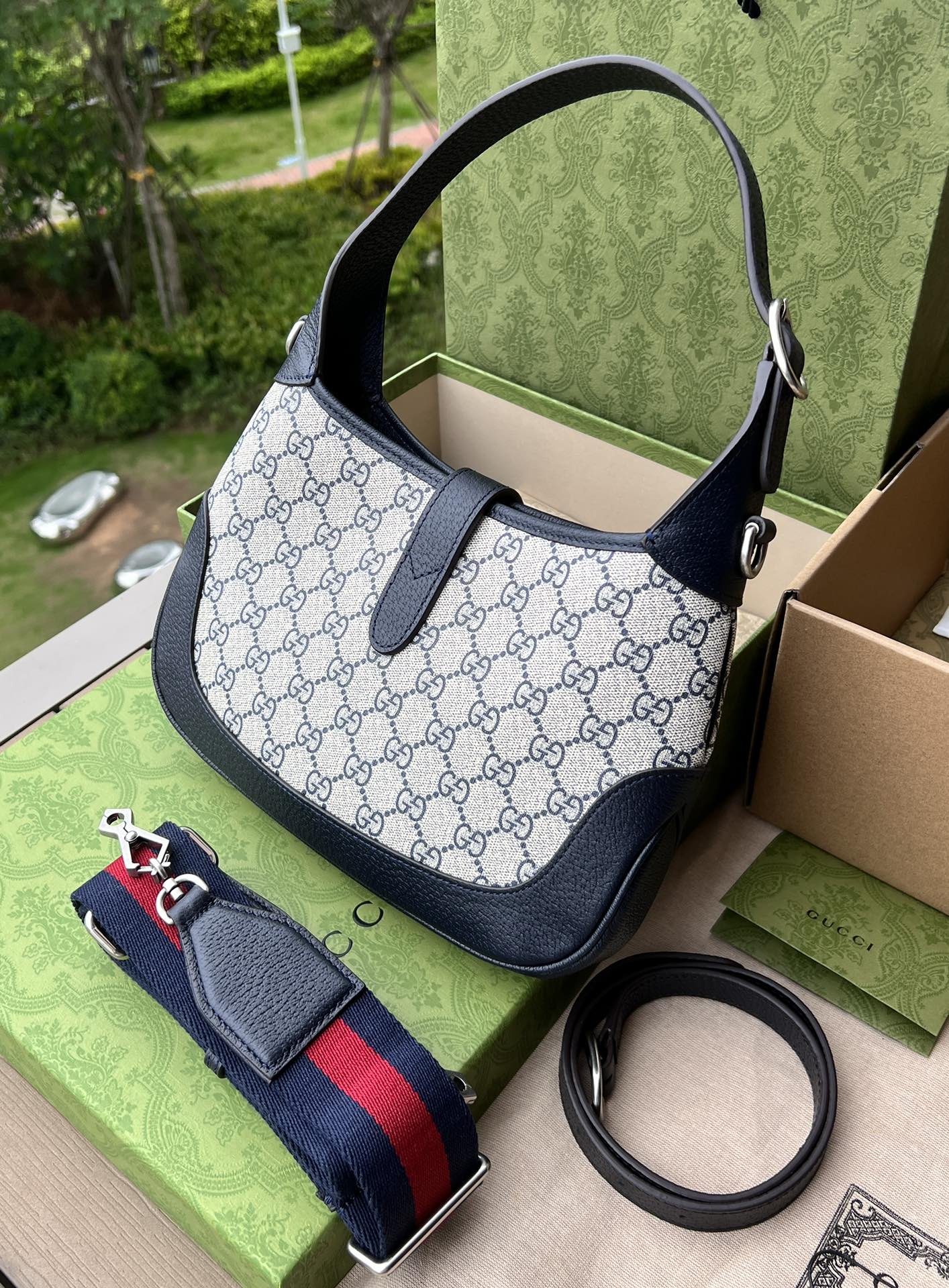 尺寸:28×19×4.5cm（651020898） Gucci海外通路資源特供❗️在《古馳愛的進行曲》全新時裝系列中，GG Supreme 帆布推出了經典雋永的藍色和米色組合，傳承材質的歷史淵源。的帆布材質被長久地運用於多個系列當中，已成為品牌的標誌性材質。這款小號ackie 1961肩背包採用經典米色和藍色GG Supremel 帆布，藍色皮革滾邊，復古銀色金屬配件， 這款手袋附贈額外藍紅織帶式肩帶，可透過搭扣固定在手袋上