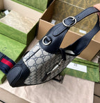 尺寸:28×19×4.5cm（651020898） Gucci海外通路資源特供❗️在《古馳愛的進行曲》全新時裝系列中，GG Supreme 帆布推出了經典雋永的藍色和米色組合，傳承材質的歷史淵源。的帆布材質被長久地運用於多個系列當中，已成為品牌的標誌性材質。這款小號ackie 1961肩背包採用經典米色和藍色GG Supremel 帆布，藍色皮革滾邊，復古銀色金屬配件， 這款手袋附贈額外藍紅織帶式肩帶，可透過搭扣固定在手袋上