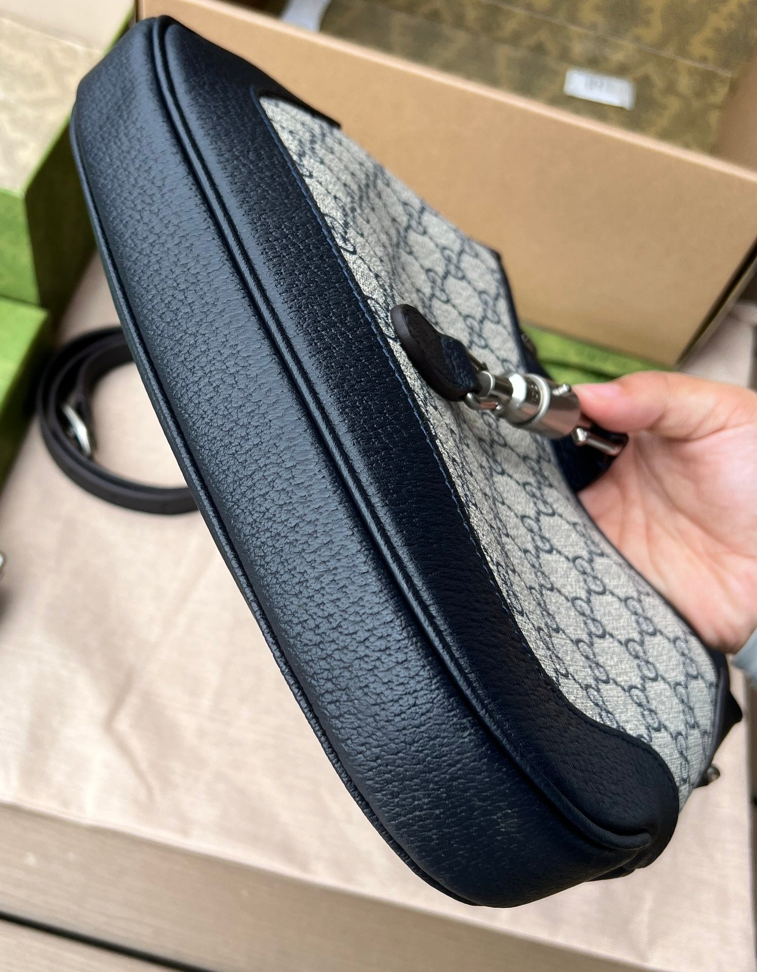 尺寸:28×19×4.5cm（651020898） Gucci海外通路資源特供❗️在《古馳愛的進行曲》全新時裝系列中，GG Supreme 帆布推出了經典雋永的藍色和米色組合，傳承材質的歷史淵源。的帆布材質被長久地運用於多個系列當中，已成為品牌的標誌性材質。這款小號ackie 1961肩背包採用經典米色和藍色GG Supremel 帆布，藍色皮革滾邊，復古銀色金屬配件， 這款手袋附贈額外藍紅織帶式肩帶，可透過搭扣固定在手袋上
