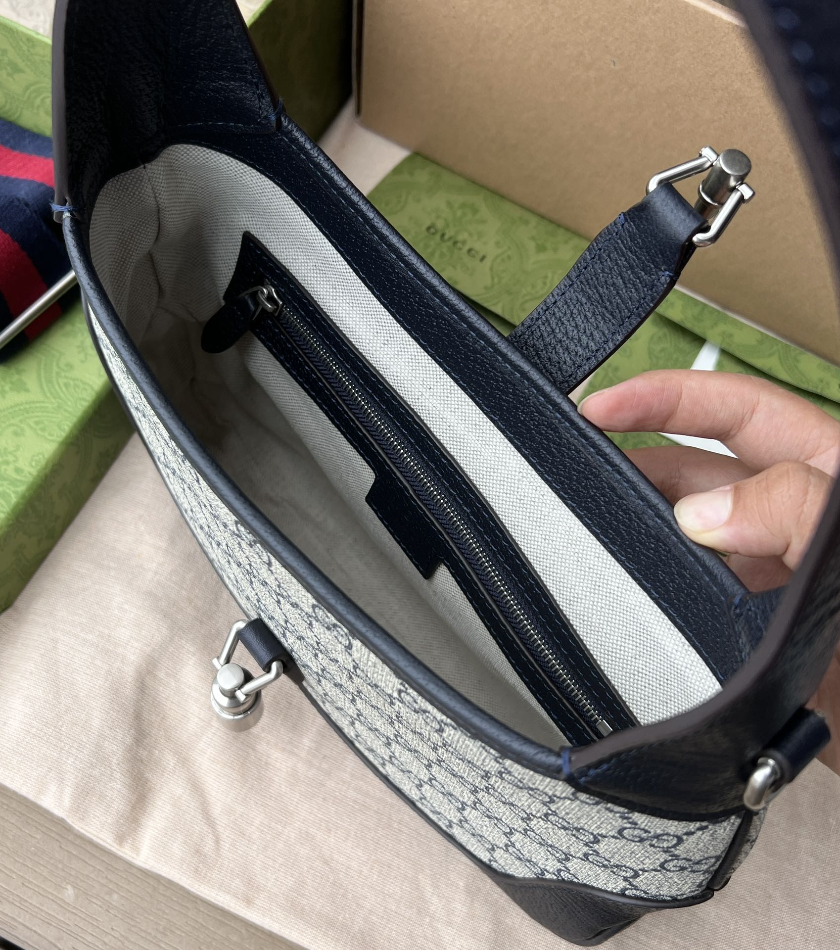 尺寸:28×19×4.5cm（651020898） Gucci海外通路資源特供❗️在《古馳愛的進行曲》全新時裝系列中，GG Supreme 帆布推出了經典雋永的藍色和米色組合，傳承材質的歷史淵源。的帆布材質被長久地運用於多個系列當中，已成為品牌的標誌性材質。這款小號ackie 1961肩背包採用經典米色和藍色GG Supremel 帆布，藍色皮革滾邊，復古銀色金屬配件， 這款手袋附贈額外藍紅織帶式肩帶，可透過搭扣固定在手袋上