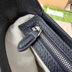 尺寸:28×19×4.5cm（651020898） Gucci海外通路資源特供❗️在《古馳愛的進行曲》全新時裝系列中，GG Supreme 帆布推出了經典雋永的藍色和米色組合，傳承材質的歷史淵源。的帆布材質被長久地運用於多個系列當中，已成為品牌的標誌性材質。這款小號ackie 1961肩背包採用經典米色和藍色GG Supremel 帆布，藍色皮革滾邊，復古銀色金屬配件， 這款手袋附贈額外藍紅織帶式肩帶，可透過搭扣固定在手袋上