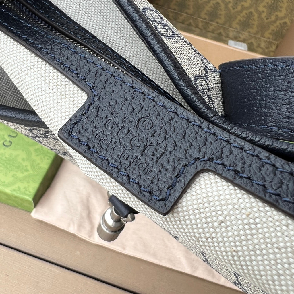 尺寸:28×19×4.5cm（651020898） Gucci海外通路資源特供❗️在《古馳愛的進行曲》全新時裝系列中，GG Supreme 帆布推出了經典雋永的藍色和米色組合，傳承材質的歷史淵源。的帆布材質被長久地運用於多個系列當中，已成為品牌的標誌性材質。這款小號ackie 1961肩背包採用經典米色和藍色GG Supremel 帆布，藍色皮革滾邊，復古銀色金屬配件， 這款手袋附贈額外藍紅織帶式肩帶，可透過搭扣固定在手袋上