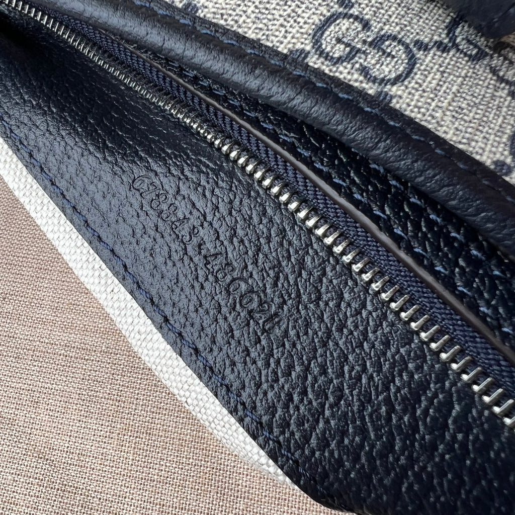 尺寸:28×19×4.5cm（651020898） Gucci海外通路資源特供❗️在《古馳愛的進行曲》全新時裝系列中，GG Supreme 帆布推出了經典雋永的藍色和米色組合，傳承材質的歷史淵源。的帆布材質被長久地運用於多個系列當中，已成為品牌的標誌性材質。這款小號ackie 1961肩背包採用經典米色和藍色GG Supremel 帆布，藍色皮革滾邊，復古銀色金屬配件， 這款手袋附贈額外藍紅織帶式肩帶，可透過搭扣固定在手袋上